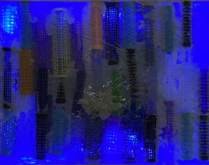 Wand:Lichtobjekt 2022 Garnspulen in blau